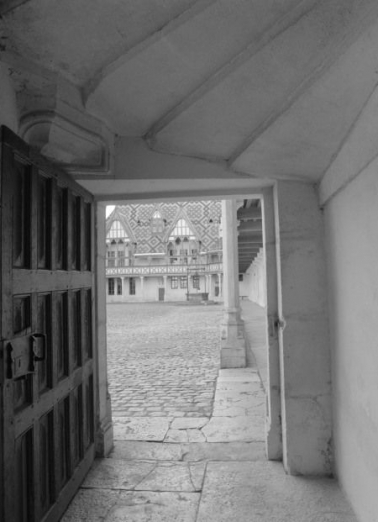 Tourelle d'escalier carrée : porte ouvrant sur la cour. © Région Bourgogne-Franche-Comté, Inventaire du patrimoine