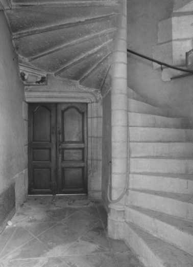 Tourelle d'escalier octogonale : rez-de-chaussée (porte d'entrée de l'ancienne "enfermerie des griefs malades" et escalier en vis). © Région Bourgogne-Franche-Comté, Inventaire du patrimoine