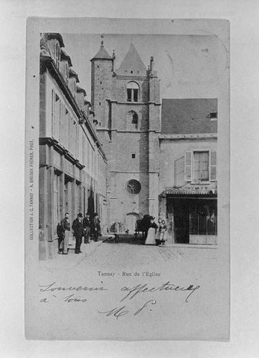 Façade et rue de l'Eglise. Carte postale ancienne datée 1905 (cachet de la poste). © Région Bourgogne-Franche-Comté, Inventaire du patrimoine