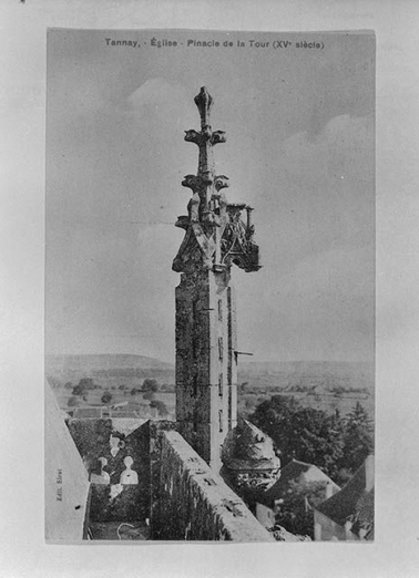 Clocher, pinacle de l'angle postérieur droit. Carte postale ancienne s.d. © Région Bourgogne-Franche-Comté, Inventaire du patrimoine