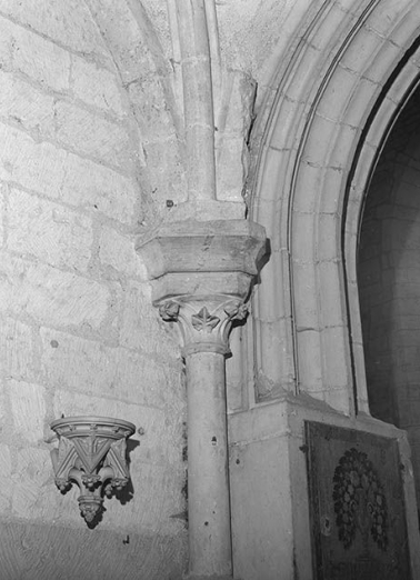 Chapelle gauche : colonnette dans l'angle postérieur droit. © Région Bourgogne-Franche-Comté, Inventaire du patrimoine