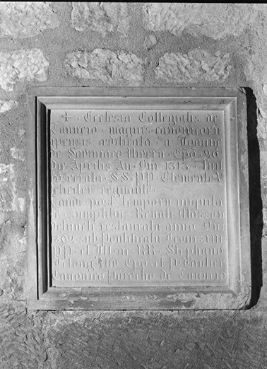 Plaque commémorant la construction, en 1313, de la collégiale de Tannay et sa restauration, en 1892. © Région Bourgogne-Franche-Comté, Inventaire du patrimoine