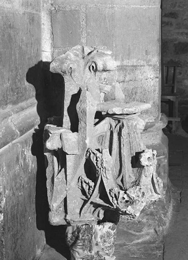 Pinacle du clocher n°1, déposé dans la nef. © Région Bourgogne-Franche-Comté, Inventaire du patrimoine