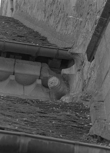 Choeur, détail de la tête ornant la corniche gauche, dans l'angle formé avec la nef. © Région Bourgogne-Franche-Comté, Inventaire du patrimoine