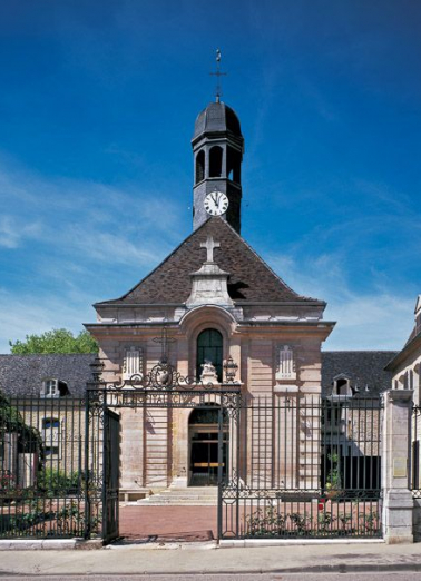 Façade antérieure de la salle Saint-Laurent et grille d'entrée. © Région Bourgogne-Franche-Comté, Inventaire du patrimoine