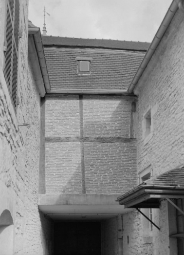 Bâtiment dit de l'administration : passage couvert. © Région Bourgogne-Franche-Comté, Inventaire du patrimoine