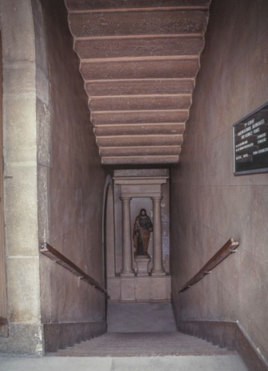 Bâtiment de la Communauté des soeurs et des orphelines, 2e volée de l'escalier principal, vue prise du 2e palier. © Région Bourgogne-Franche-Comté, Inventaire du patrimoine