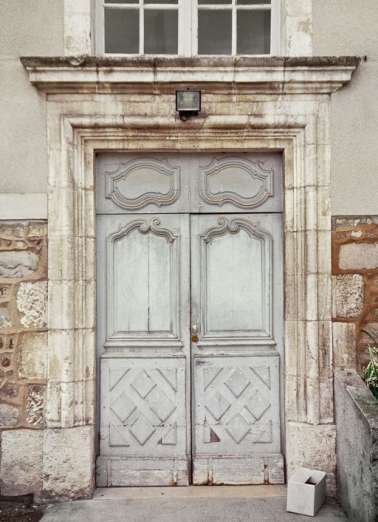 Bâtiment de plan rectangulaire qui abrite au rez-de-chaussée le réfectoire de l'ancien monastère : détail des portes à deux vantaux du 18e siècle. © Région Bourgogne-Franche-Comté, Inventaire du patrimoine