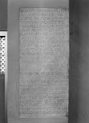 Plaque de fondation de la chapelle droite. © Région Bourgogne-Franche-Comté, Inventaire du patrimoine