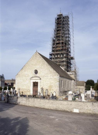 Vue prise du sud-ouest, pendant les travaux de réfection de la flèche. © Région Bourgogne-Franche-Comté, Inventaire du patrimoine