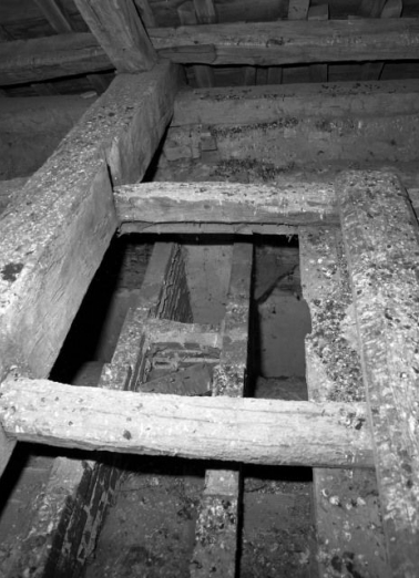 Comble du vaisseau central de la nef : double muret de brique au niveau des arcs doubleaux. © Région Bourgogne-Franche-Comté, Inventaire du patrimoine