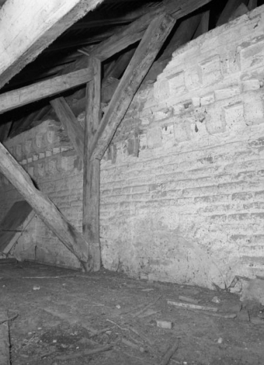 Comble de la chapelle droite : corniche et trace d'arcade en plein-cintre. © Région Bourgogne-Franche-Comté, Inventaire du patrimoine