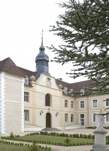 Cour antérieure : corps de bâtiment principal et aile droite (vue partielle). © Région Bourgogne-Franche-Comté, Inventaire du patrimoine