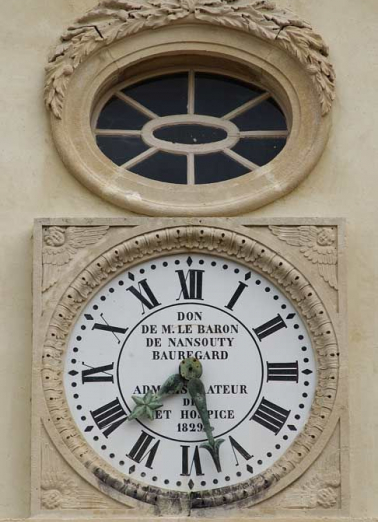 Cour antérieure, façade de la chapelle : oculus et horloge. © Région Bourgogne-Franche-Comté, Inventaire du patrimoine