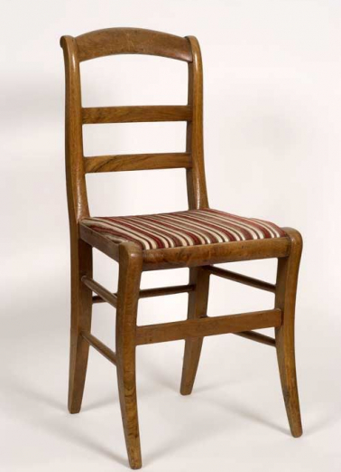 Vue d'une des 2 chaises. © Région Bourgogne-Franche-Comté, Inventaire du patrimoine