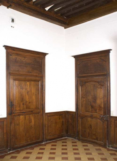 Bâtiment de la communauté des soeurs, réfectoire : porte de la cuisine (à gauche), et du couloir (à droite). © Région Bourgogne-Franche-Comté, Inventaire du patrimoine