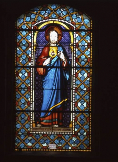 Vitrail de la chapelle gauche : Sacré-Coeur. © Région Bourgogne-Franche-Comté, Inventaire du patrimoine