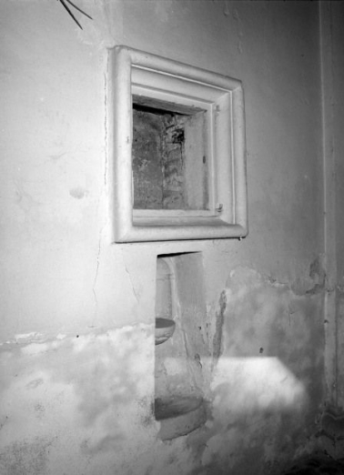 Choeur, lavabo et petite armoire derrière l'autel. © Région Bourgogne-Franche-Comté, Inventaire du patrimoine