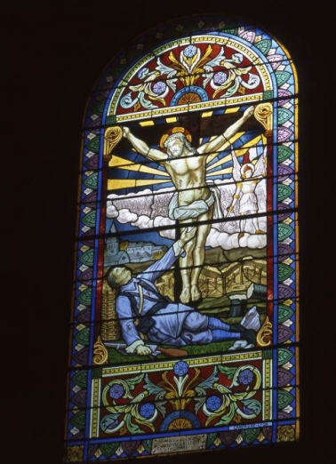 1ère fenêtre gauche de la nef (baie 7) : Christ en croix apparaissant à un soldat mourant. © Région Bourgogne-Franche-Comté, Inventaire du patrimoine