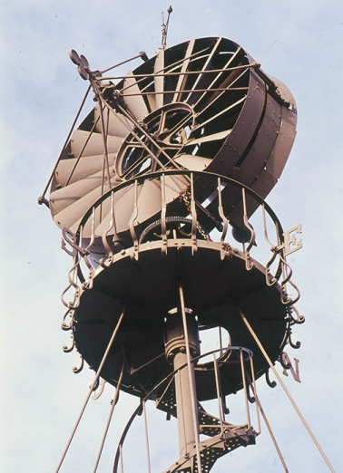 Détail de la partie supérieure, en contre-plongée. © Région Bourgogne-Franche-Comté, Inventaire du patrimoine