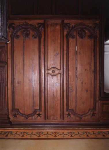 Premier étage : seconde salle, boiseries et frise du plafond peint. © Région Bourgogne-Franche-Comté, Inventaire du patrimoine