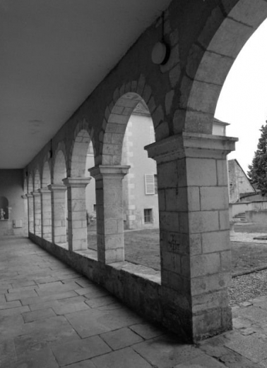 Vue de l'intérieur du cloître. © Région Bourgogne-Franche-Comté, Inventaire du patrimoine