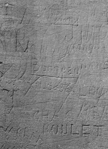 Graffitis sur l'aile militaire du bâtiment principal. © Région Bourgogne-Franche-Comté, Inventaire du patrimoine