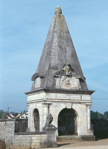 Vue d'ensemble du mausolée Pailloux-Haumonté, façade antérieure. © Région Bourgogne-Franche-Comté, Inventaire du patrimoine