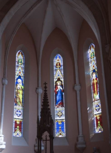 verrières du choeur : Sacré-Coeur entre saint Pierre et saint Léger. © Région Bourgogne-Franche-Comté, Inventaire du patrimoine