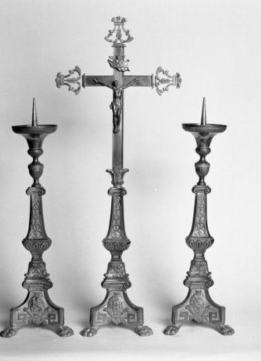 Croix et deux chandeliers. © Région Bourgogne-Franche-Comté, Inventaire du patrimoine