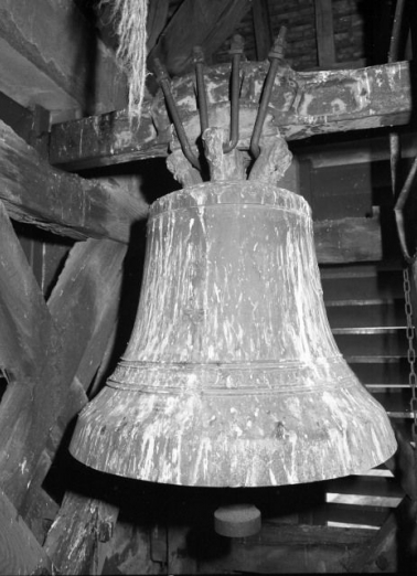 Cloche fondue en 1938 par les fils de G. Paccard à Annecy-le-Vieux (pour remplacer celle de 1813 félée), face postérieure. © Région Bourgogne-Franche-Comté, Inventaire du patrimoine