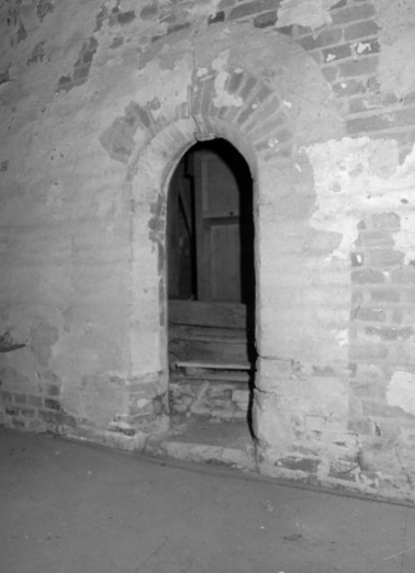 Ouverture d'accès au comble de la nef, côté porche ; décor de faux-appareil en chevrons dans l'enduit. © Région Bourgogne-Franche-Comté, Inventaire du patrimoine