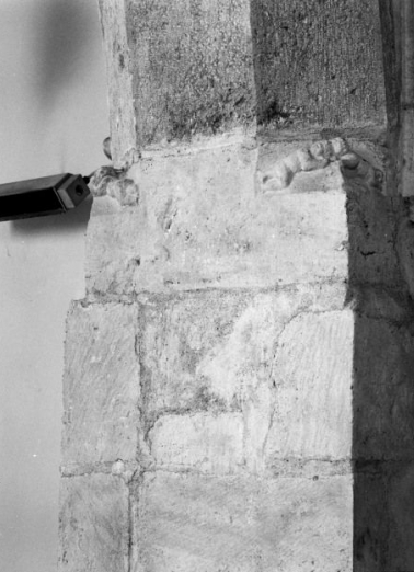 Pilier gauche du choeur : putti sculptés. © Région Bourgogne-Franche-Comté, Inventaire du patrimoine