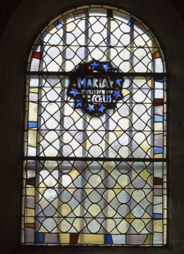 Bas-côté droit, chapelle de la Vierge, baie 4 : motifs géométriques. © Région Bourgogne-Franche-Comté, Inventaire du patrimoine