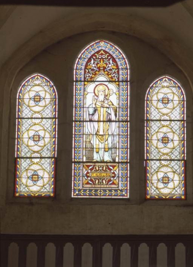 Nef, mur de la façade : Saint Loup évêque entre deux vitraux décoratifs. © Région Bourgogne-Franche-Comté, Inventaire du patrimoine