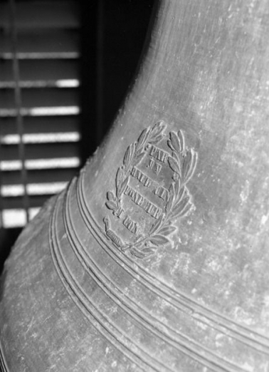 Détail : cachet du fondeur. © Région Bourgogne-Franche-Comté, Inventaire du patrimoine