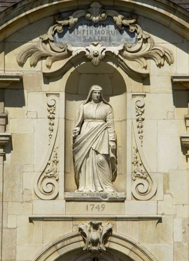 Aile droite : travée de la chapelle, niche et statue de sainte Marthe. © Région Bourgogne-Franche-Comté, Inventaire du patrimoine