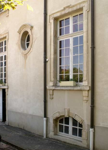 Ancien hôtel du gouverneur : élévation antérieure, porte d'entrée principale et fenêtres. © Région Bourgogne-Franche-Comté, Inventaire du patrimoine
