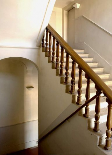 Ancien hôtel du gouverneur : escalier rampe sur rampe, 4e volée à rampe d'appui à balustres. © Région Bourgogne-Franche-Comté, Inventaire du patrimoine