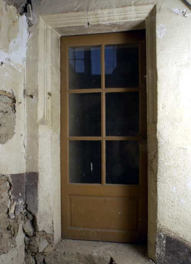 Ancien hôtel du gouverneur : fenêtre transformée en porte au fond du passage donnant accès au laboratoire. © Région Bourgogne-Franche-Comté, Inventaire du patrimoine