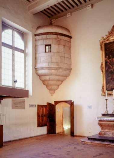 Salle Saint-Nicolas : "cabinet en trompe" servant de poste de surveillance, en surplomb au dessus de l'infirmerie des femmes. © Région Bourgogne-Franche-Comté, Inventaire du patrimoine