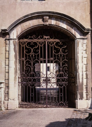 Passage couvert donnant accès à la deuxième cour : porte à deux vantaux en fer forgé, côté 2e cour (date portée 1786). © Région Bourgogne-Franche-Comté, Inventaire du patrimoine