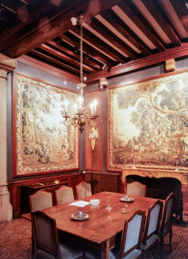 Salle de réunion du conseil d'administration : vue d'ensemble. © Région Bourgogne-Franche-Comté, Inventaire du patrimoine