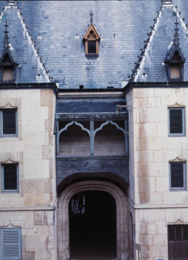 Grand corps de bâtiment (élévation sur cour) : détail des tourelles de part et d'autre du vestibule d'entrée. © Région Bourgogne-Franche-Comté, Inventaire du patrimoine