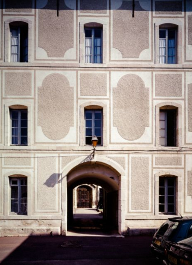 Bâtiment dit des greniers : élévation sur la 3e cour (détail). © Région Bourgogne-Franche-Comté, Inventaire du patrimoine