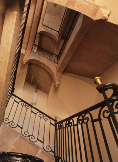 Bâtiment dit des greniers : escalier. © Région Bourgogne-Franche-Comté, Inventaire du patrimoine