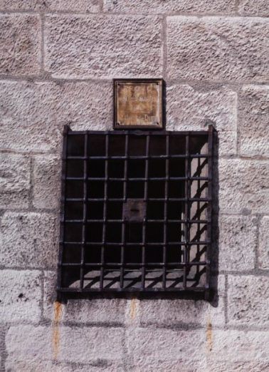 Elévation sur rue : détail, grille d'une fenêtre du cellier dit cave du réfectoire (au centre, fente du "tronc pour les malades de l'hôtel-Dieu"). © Région Bourgogne-Franche-Comté, Inventaire du patrimoine