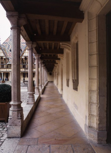 Grande aile sur cour : galerie basse. © Région Bourgogne-Franche-Comté, Inventaire du patrimoine