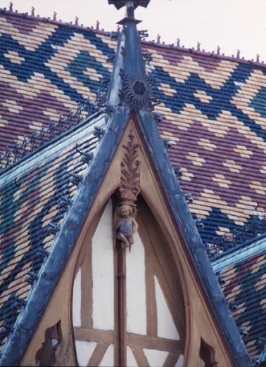Grande aile sur cour : louvre de la chambre du Roi (ange sculpté par Adolphe Gleisse au début du XXe siècle). © Région Bourgogne-Franche-Comté, Inventaire du patrimoine