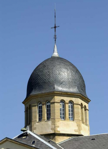 Détail de la coupole sur l'avant-corps central. © Région Bourgogne-Franche-Comté, Inventaire du patrimoine